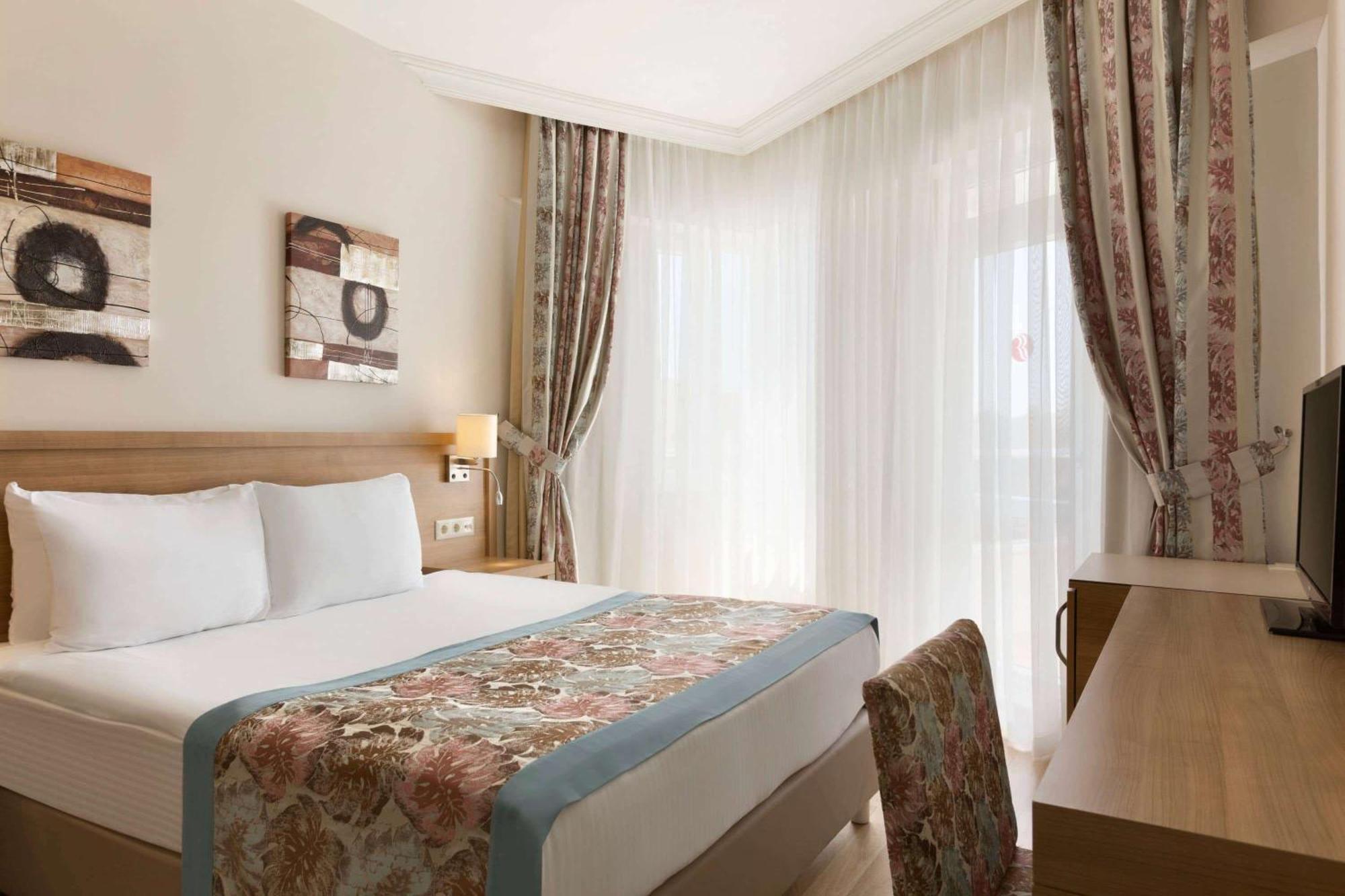 Ramada Resort By Wyndham Lara Antalya Bagian luar foto
